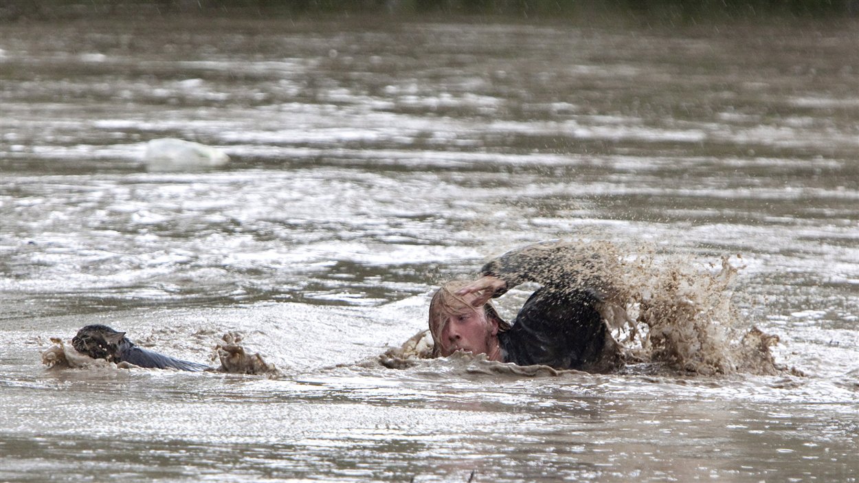 Kevan Yaets nage à la rescousse de son chat Momo, après que son camion eut été submergé par la rivière Highwood.