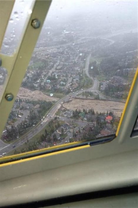 Vue aérienne des inondations à Canmore, en Alberta, le 20 juin 2013.