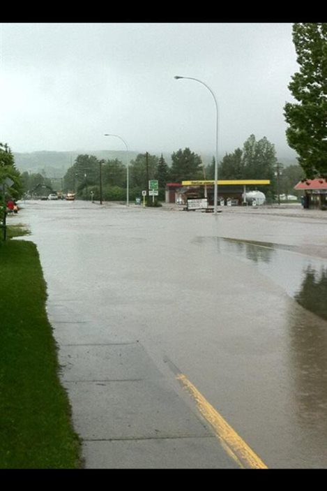 L'eau envahit les routes à Black Diamond, en Alberta, le 20 juin 2013.