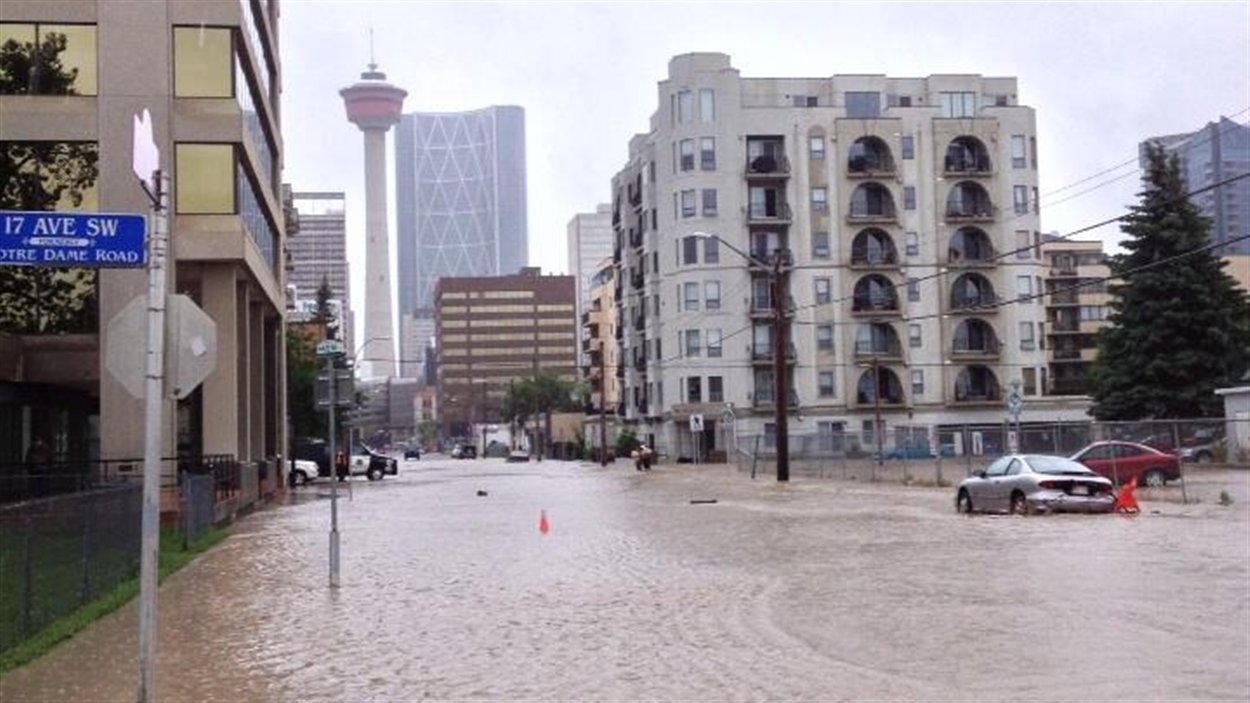 Le centre-ville de Calgary est envahi par l'eau.
