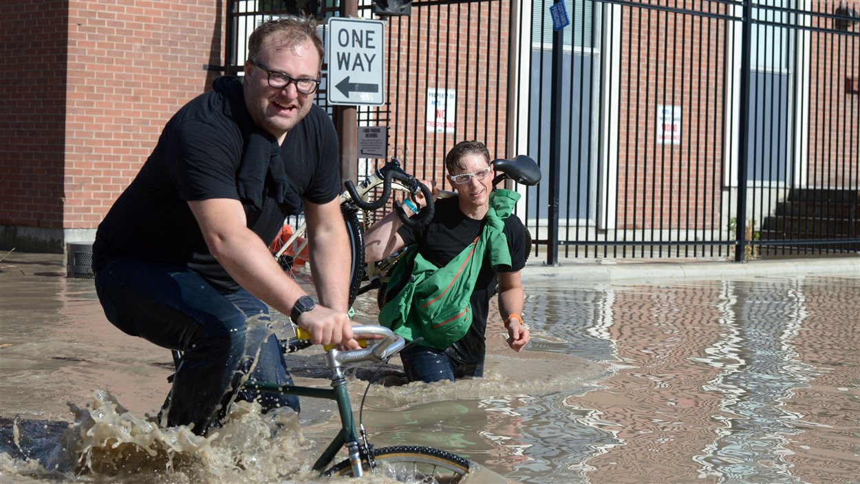 Ces cyclistes de Calgary ne reculent devant rien pour l'amour du vélo.