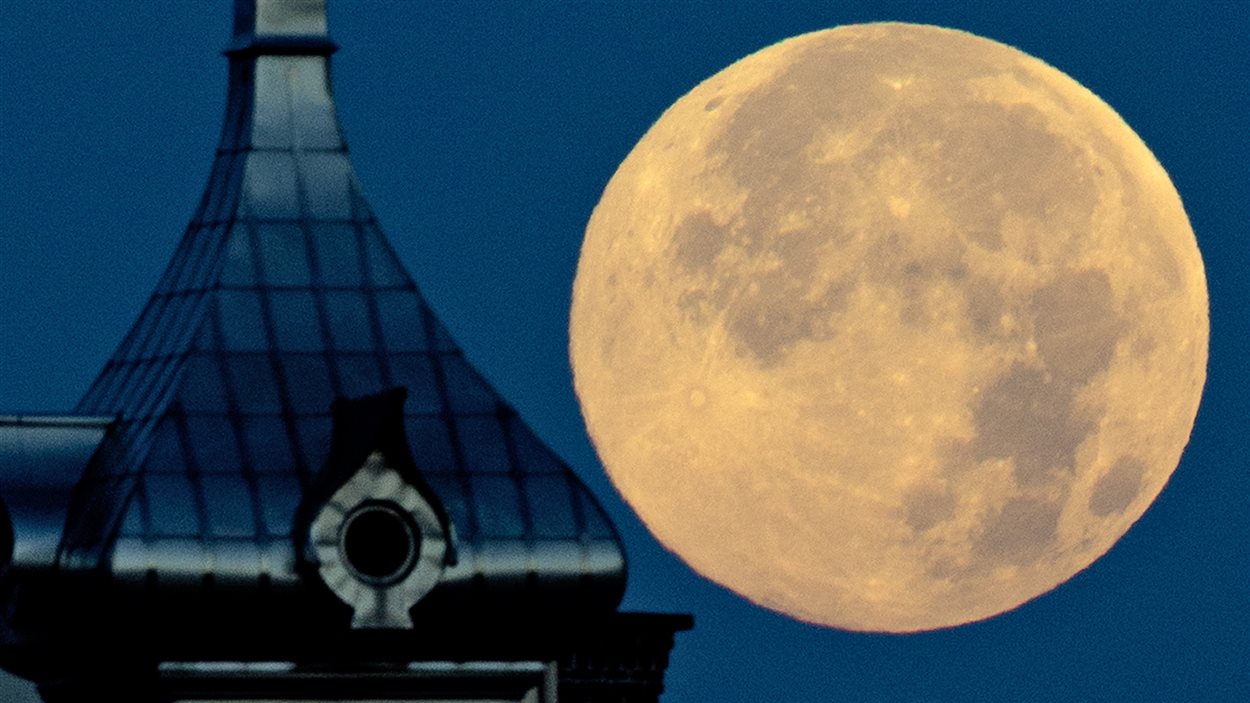 La super Lune aperçue derrière l'Université de Tampa, en Floride