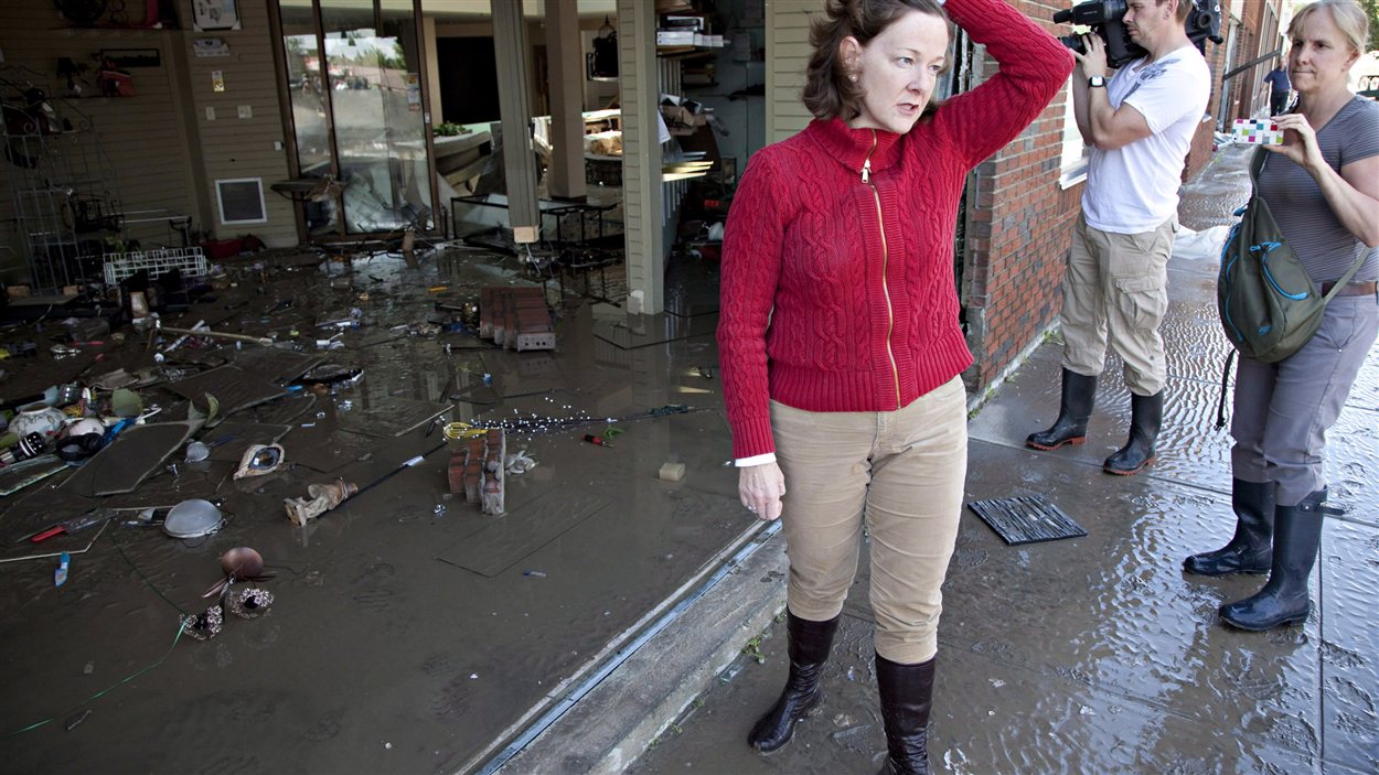 La première ministre de l'Alberta, Alison Redford, constate les dégâts le 22 juin 2013 lors des inondations en Alberta.