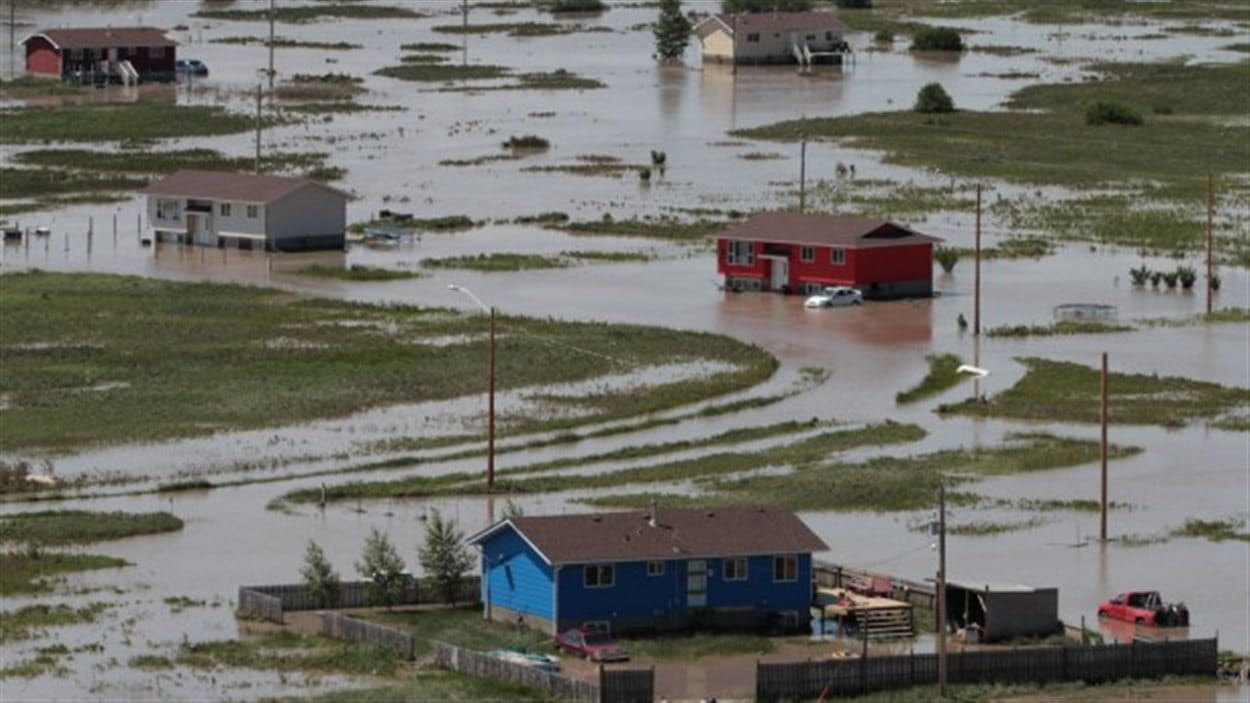 Des centaines de maison de la nations Siksika ont été inondées en raison des inondations dans le sud de l'Alberta en juin 2013.
