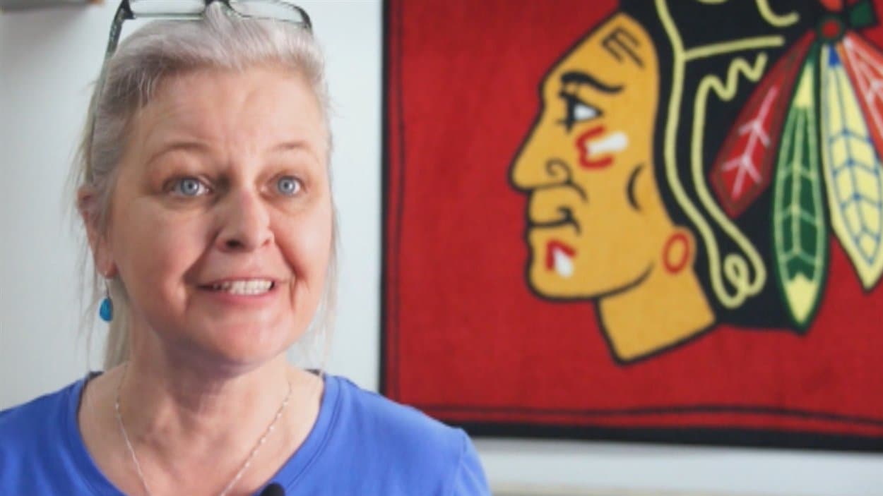 Josée Lemelin confectionne le logo des Blackhawks depuis 23 ans