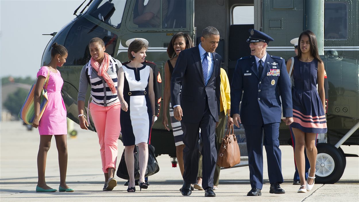 Le président Barack Obama, sa femme Michelle et ses deux filles, Sasha et Malia, se préparent à partir pour une tournée africaine, à la base militaire d’Andrews, au Maryland, le 26 juin 2013.