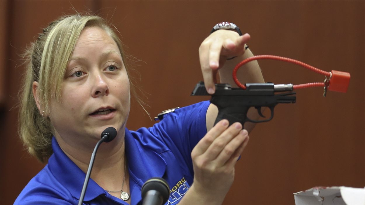 La technicienne en scène de crime Tracy Martin montre au jury l'arme utilisé pour tuer Trayvon Martin, un Kel-Tec 9 mm semi automatique.