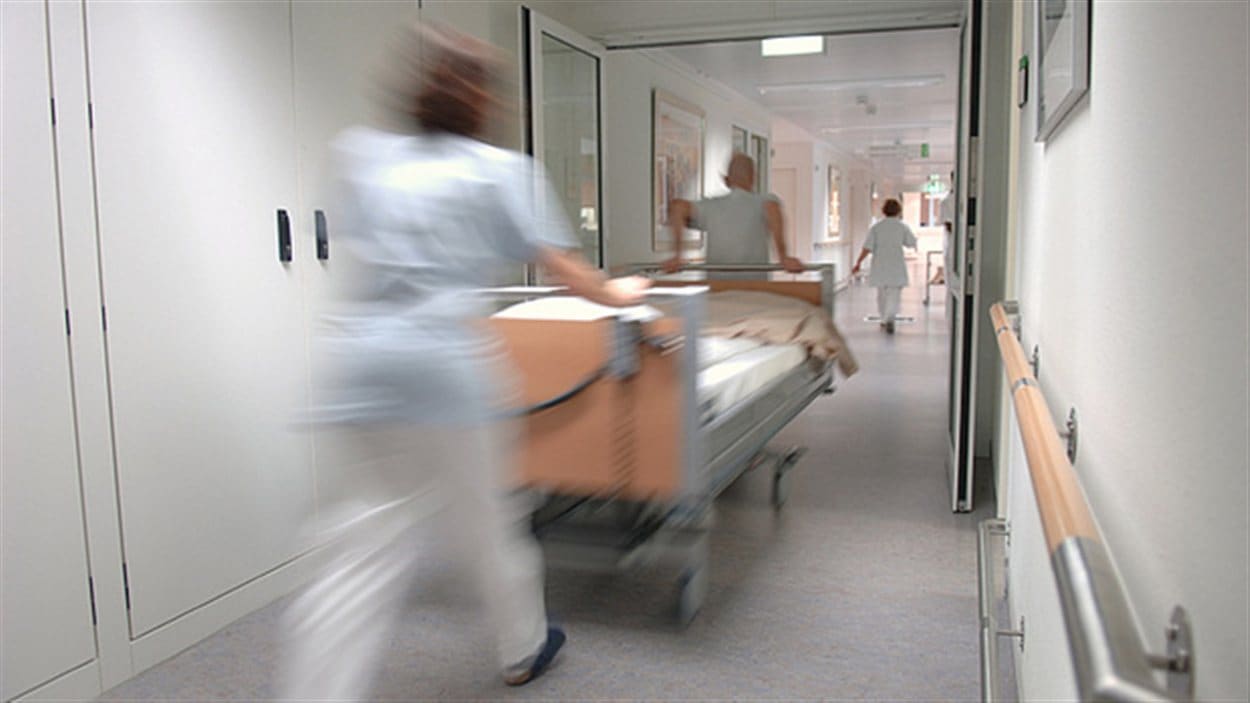 Des infirmiers dans un couloir d'hôpital