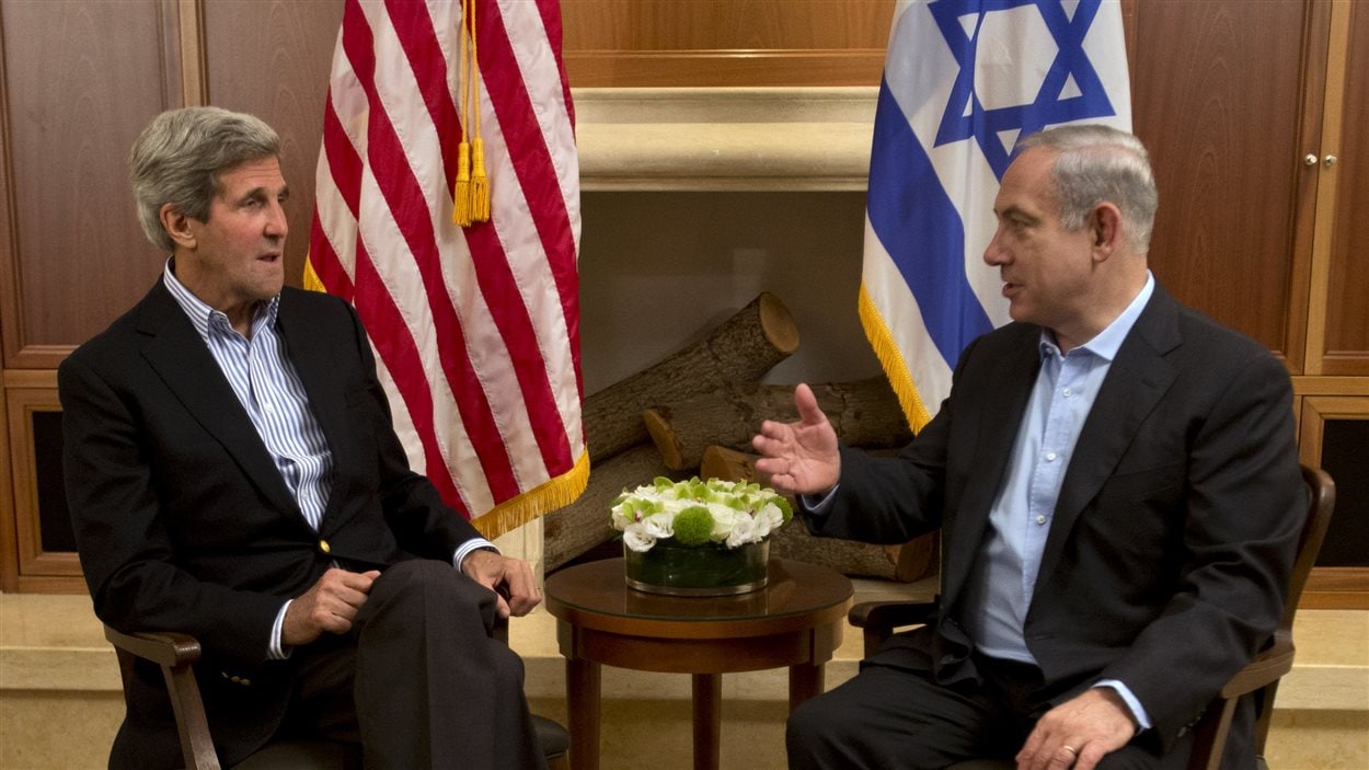 Le secrétaire d'État américain John Kerry et le premier ministre israélien Benyamin Nétanyahou