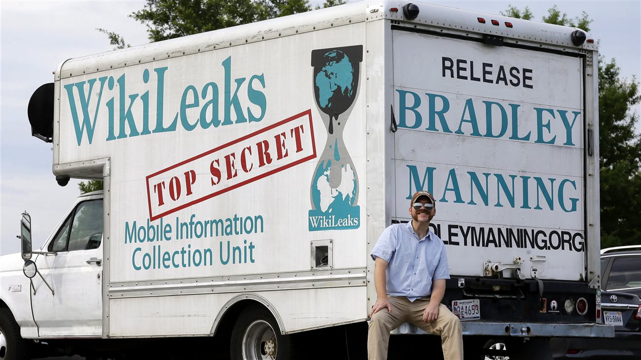 Un camion peint en soutien à Bradley Manning.