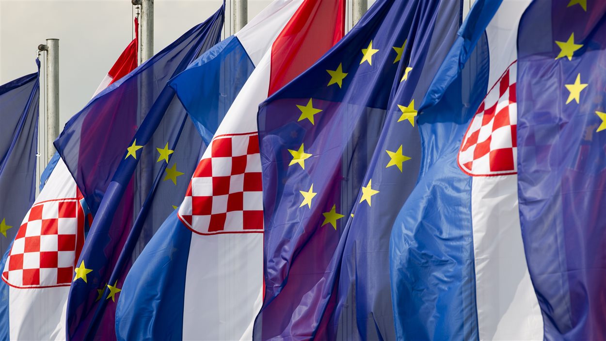 Drapeaux croates et européens flottent côte à côte à Zagreb.