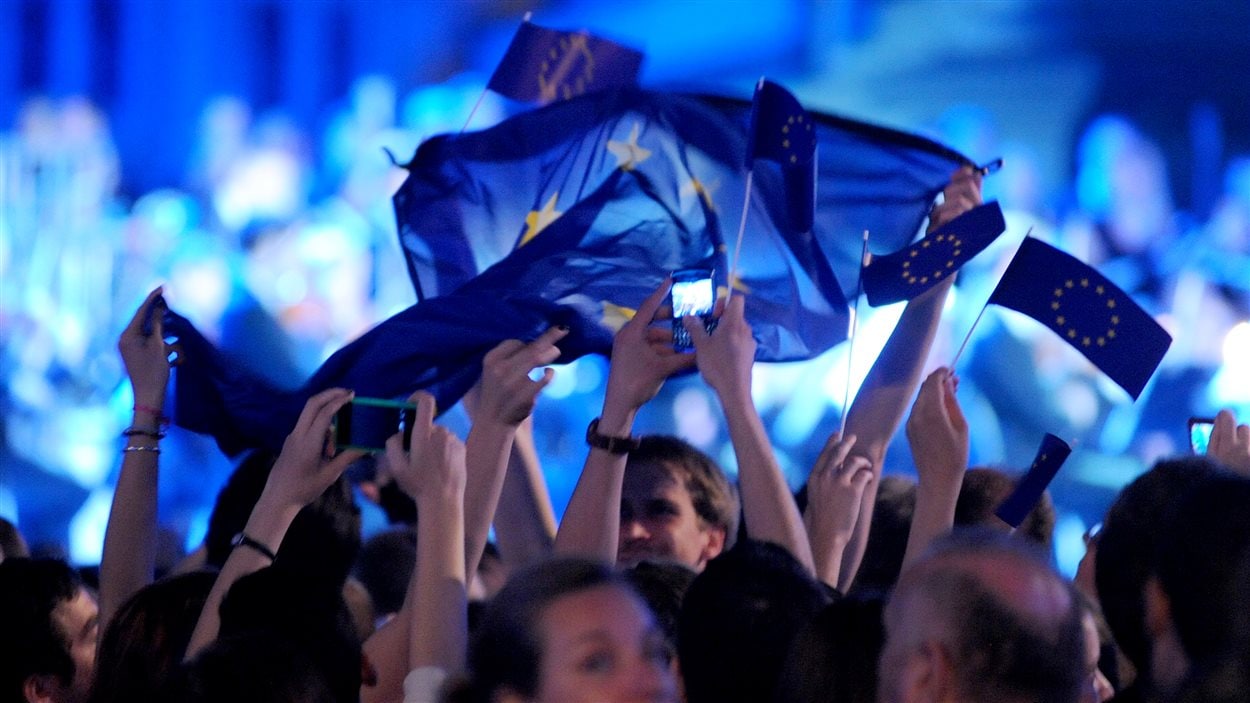 Des Croates réunis au Square Ban Jelesic à Zagreb agitent le drapeau de l'Union européenne pendant les célébrations, le 30 juin 2013