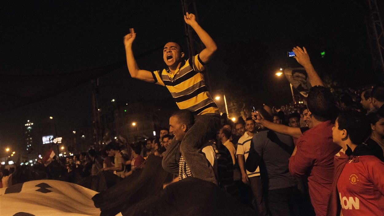 Des centaines de milliers d'Égyptiens ont manifesté à l'extérieur du palais présidentiel au Caire, le 30 juin 2013