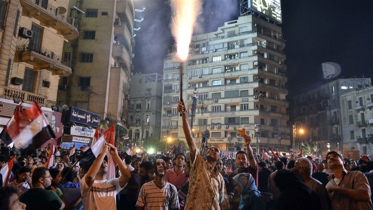 Des manifestants anti-Morsi à la place Tahrir, au Caire, le 1er juillet 2013