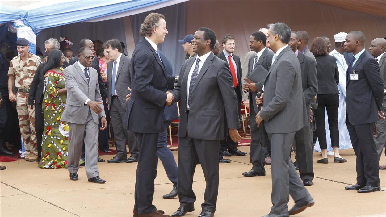 L’envoyé spécial onusien pour le Mali Bert Koenders (à gauche) serre la main au chef de de la force africaine au mali Pierre Buyoya.