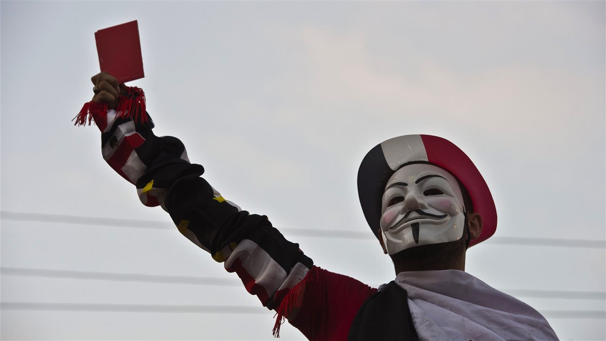 Un manifestant égyptien portant le masque de Guy Fawkes pendant un rassemblement anti-Morsi au Caire, le 1er juillet 2013