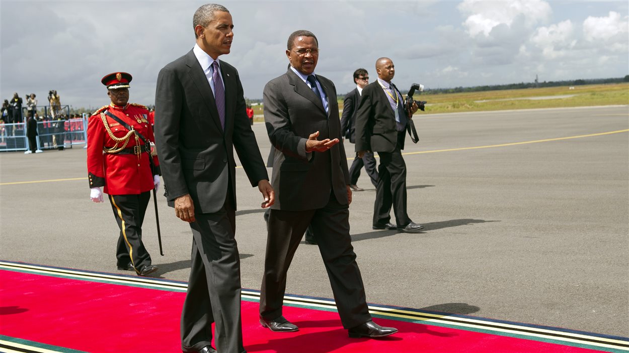 Le président américain, Barak Obama, est escorté par son homologue tanzanien, Jakaya Kikwete, vers son avion Air Force One à l’aéroport de Dar es Salaam, mardi.