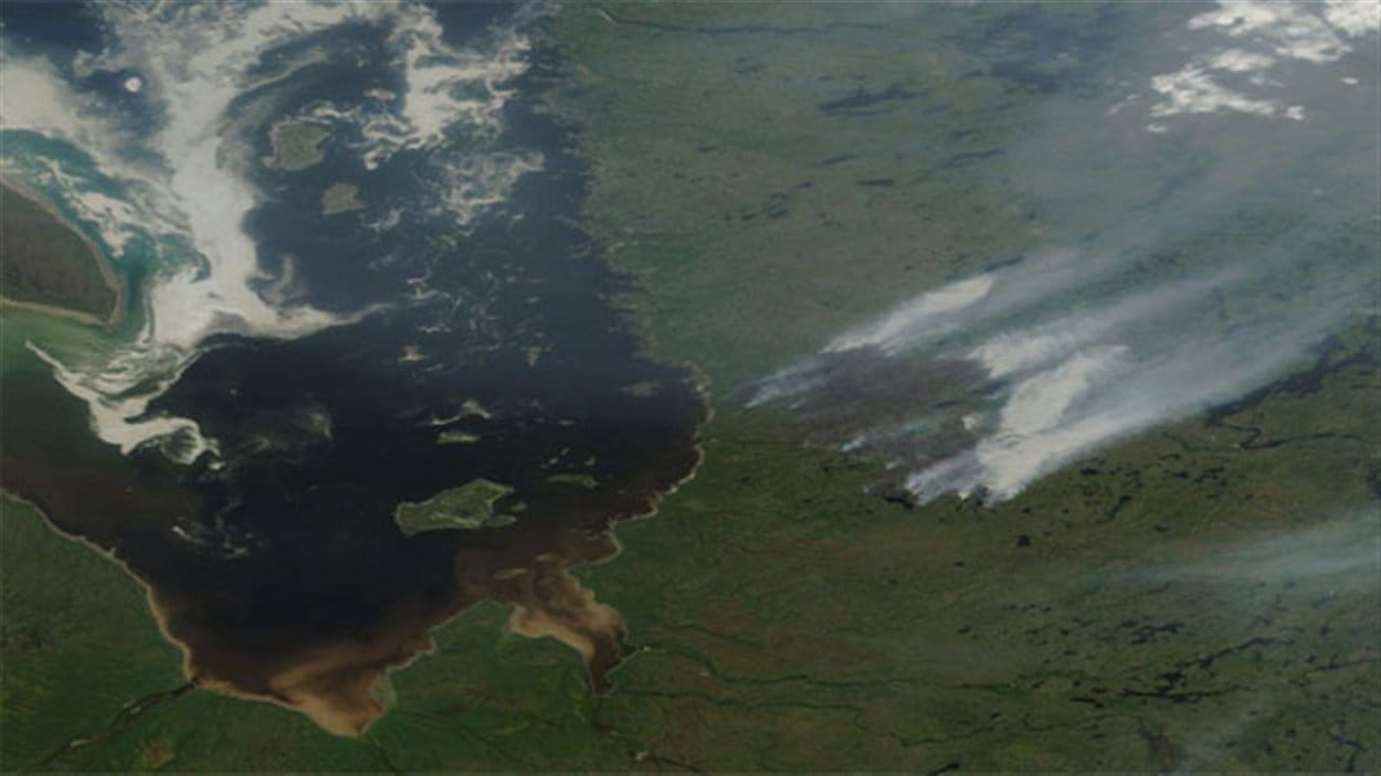 Immense feu de forêt pr;es de Eastmain, Eeyou Istchee, nord-ouest du Québec
