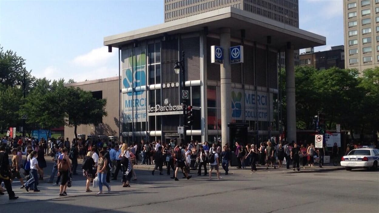 Des usagers attendent l'autobus à Berri-Uqam, suite à la panne de métro, sur les lignes orange et verte.