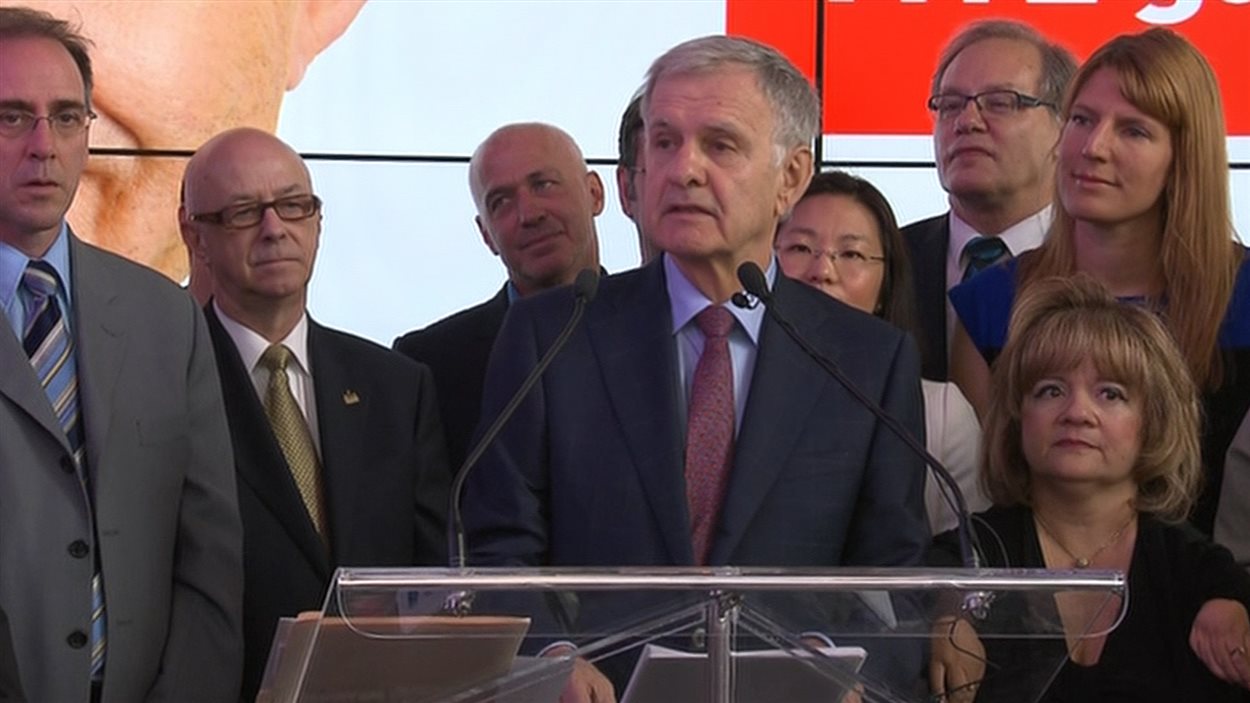 Le candidat à la mairie de Montréal, Marcel Côté, entouré de personnalités qui l'appuient, le 3 juillet, à Montréal.