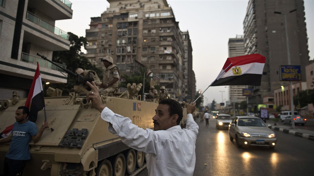 'armée déploie des blindés dans les rues du Caire