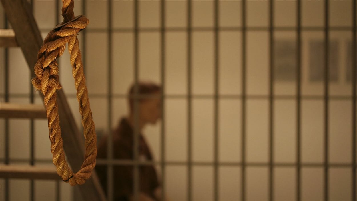Un prisonnier est assis dans sa cellule en attendant sa pendaison.