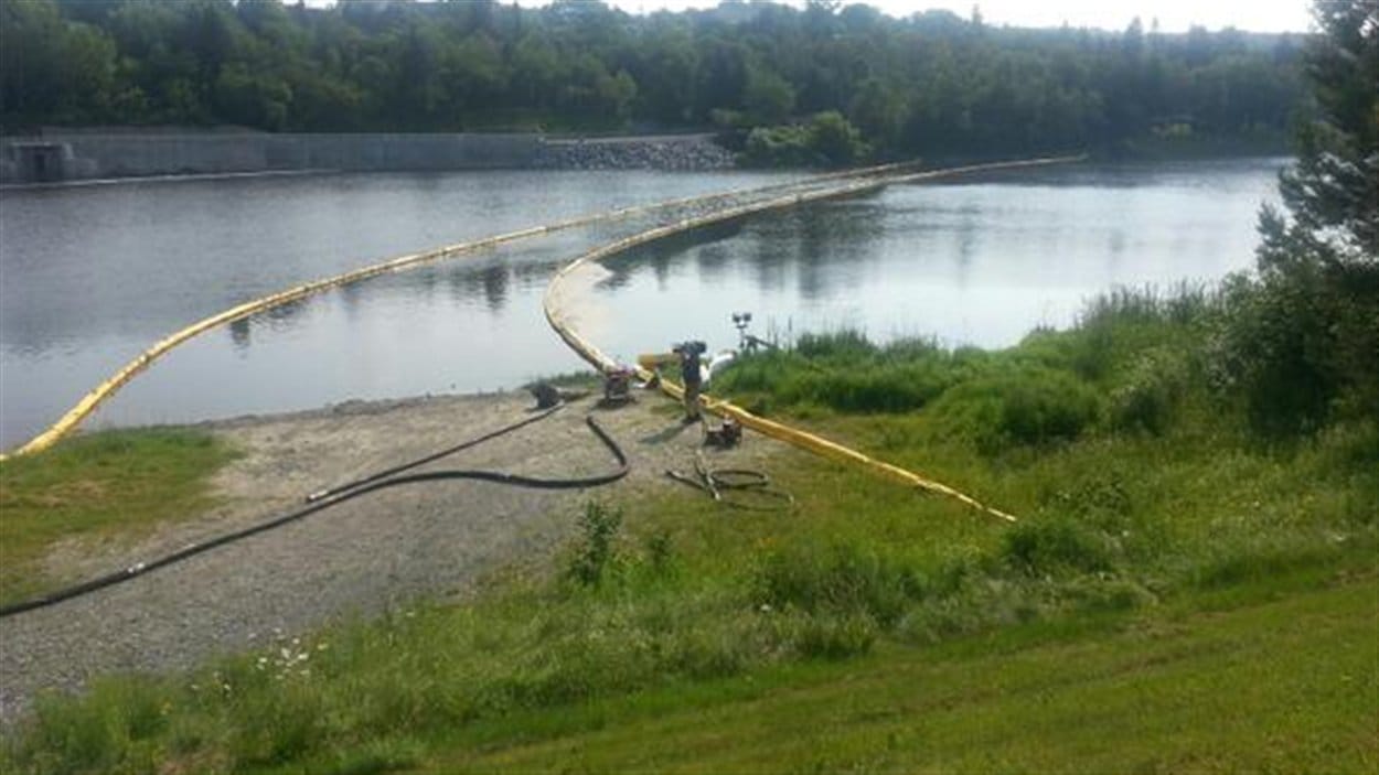 Des estacades ont été installées sur la rivière Chaudière dans le but de recueillir éventuellement des hydrocarbures.