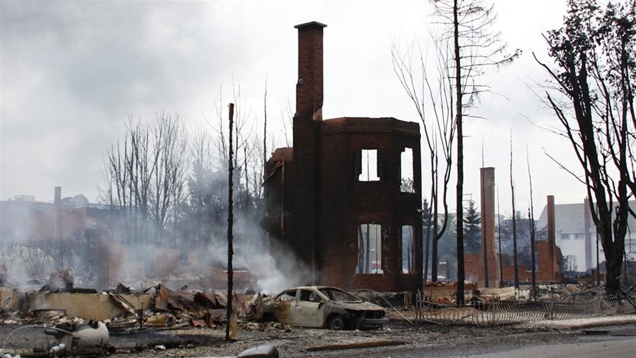 Les restes d'une maison de brique littéralement dévorée par les flammes.