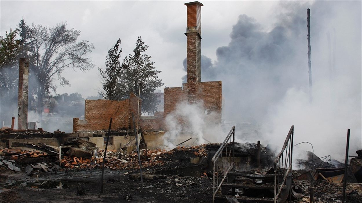 Les flammes n'ont laissé que les cheminées de briques.