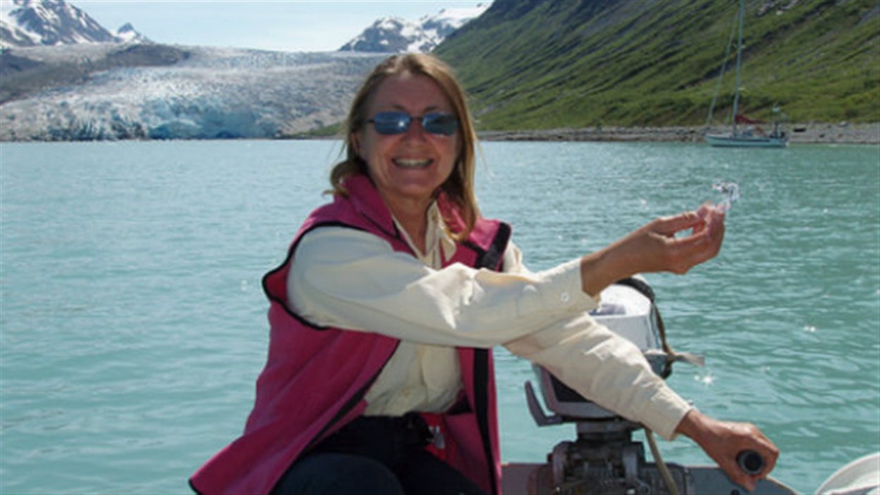 Jeanne Socrates, lors d'un voyage de pêche en Alsaska.