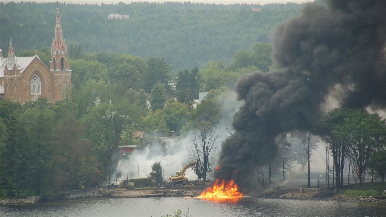 Du pétrole enflammé sort d'un égout.