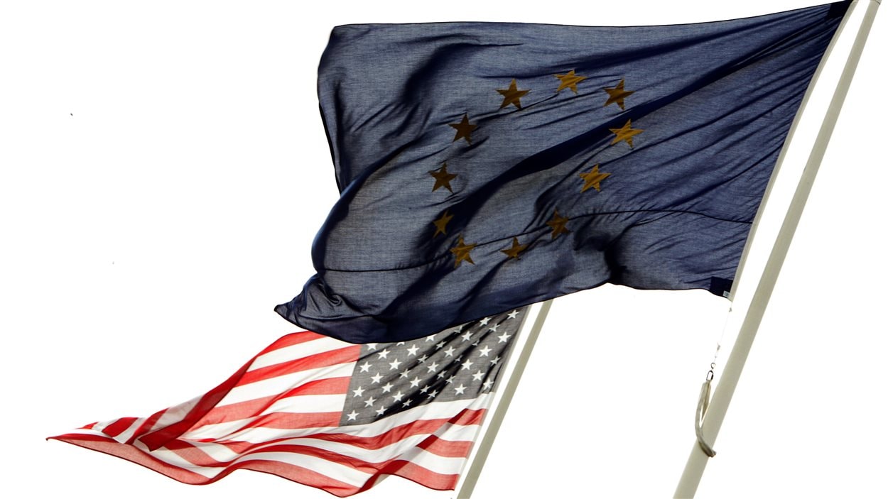 Les drapeaux américain et européen