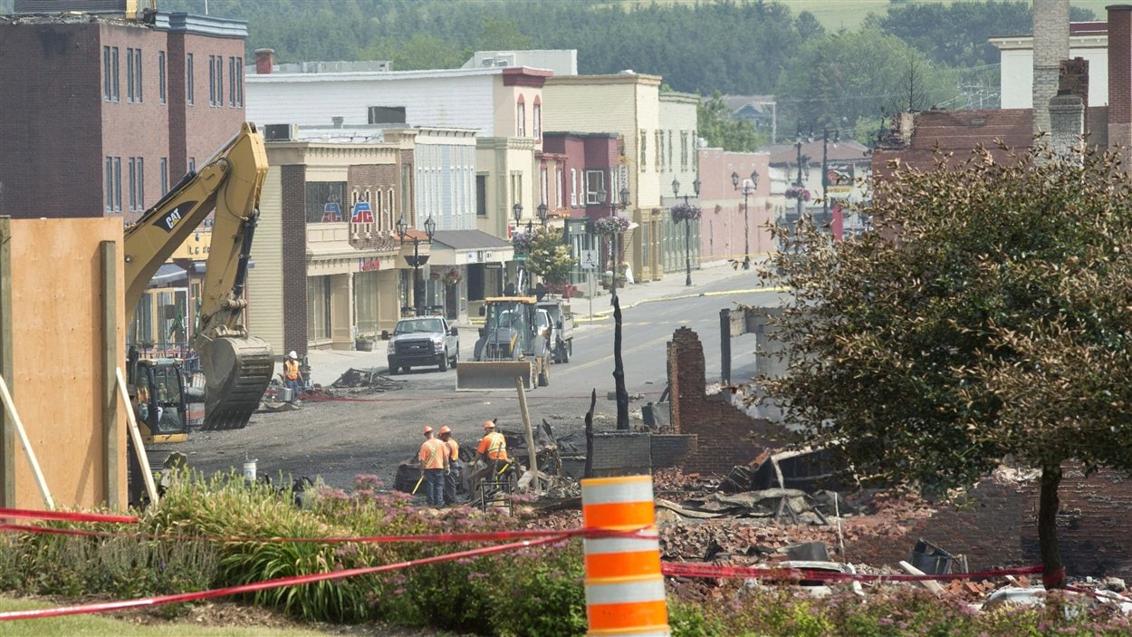 Une vue sur une partie des immeubles du centre-ville de Lac-Mégantic qui n'ont pas été ravagés par le feu.