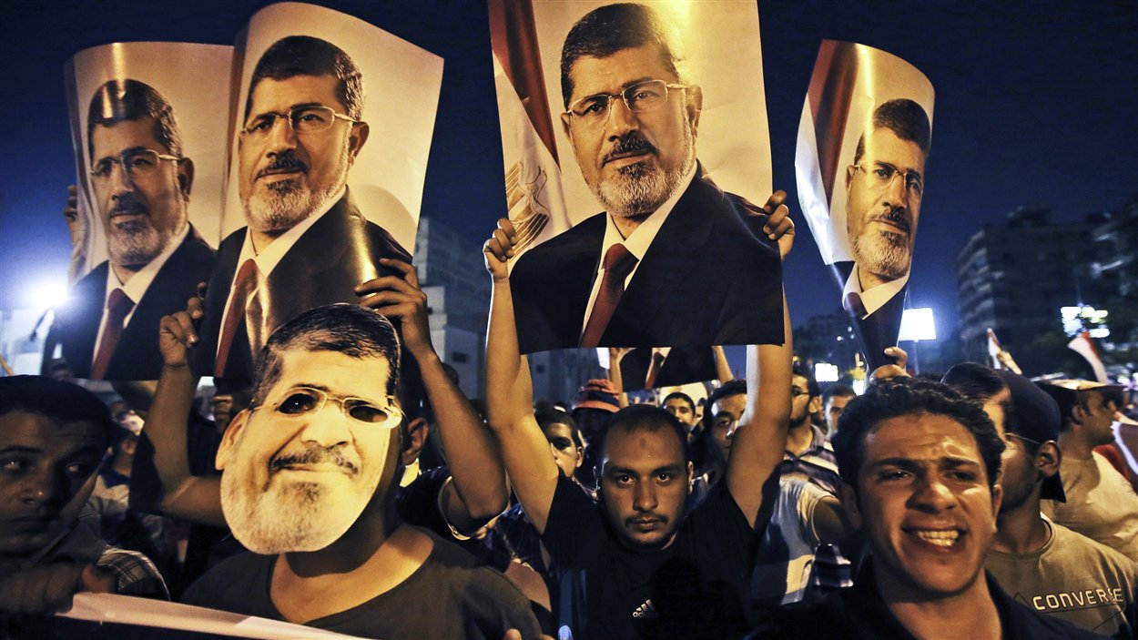 Des partisans du président déchu Mohamed Morsi convergent dans les rues du Caire, mercredi.