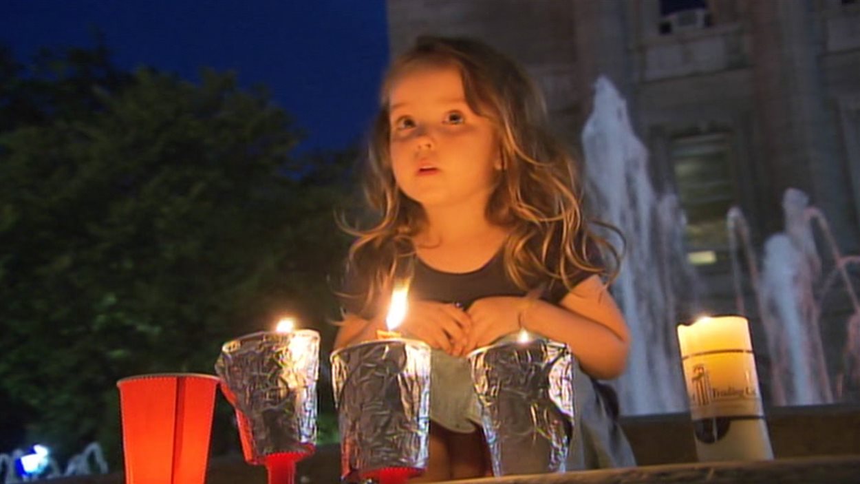 Une fillette participe à une cérémonie dans le Vieux-Montréal.
