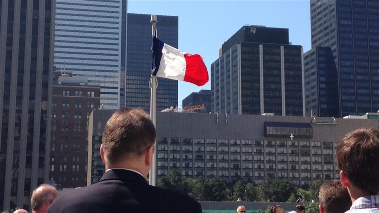 La levée du drapeau français a lieu chaque année devant l'hôtel de ville de Toronto.