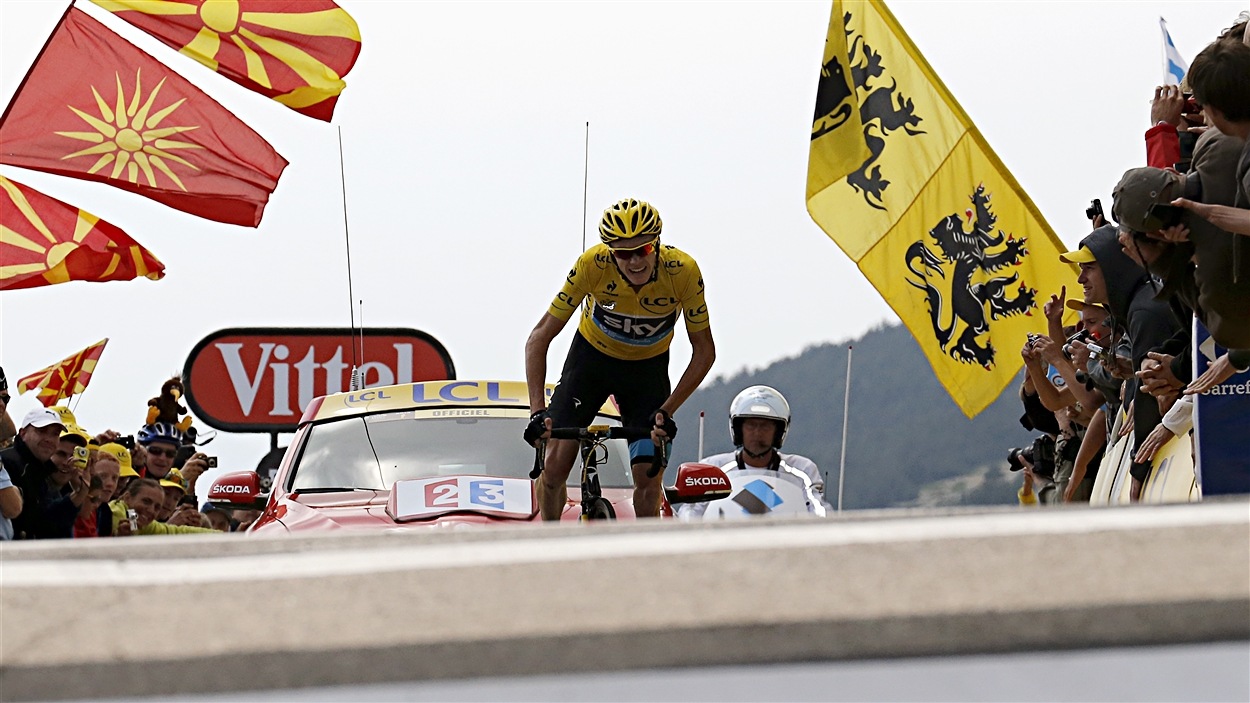 Christopher Froome arrive au sommet du mont Ventoux