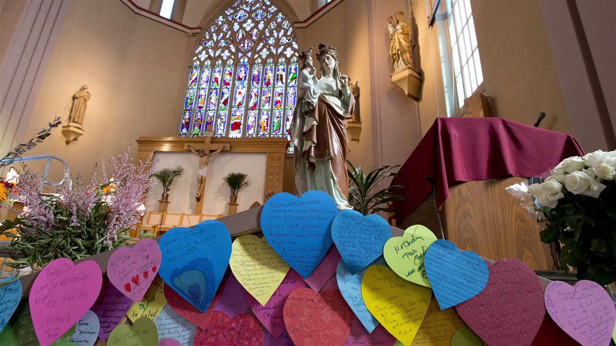 Des messages ont été écrits sur des papiers en forme de coeurs dans une église de Lac-Mégantic.