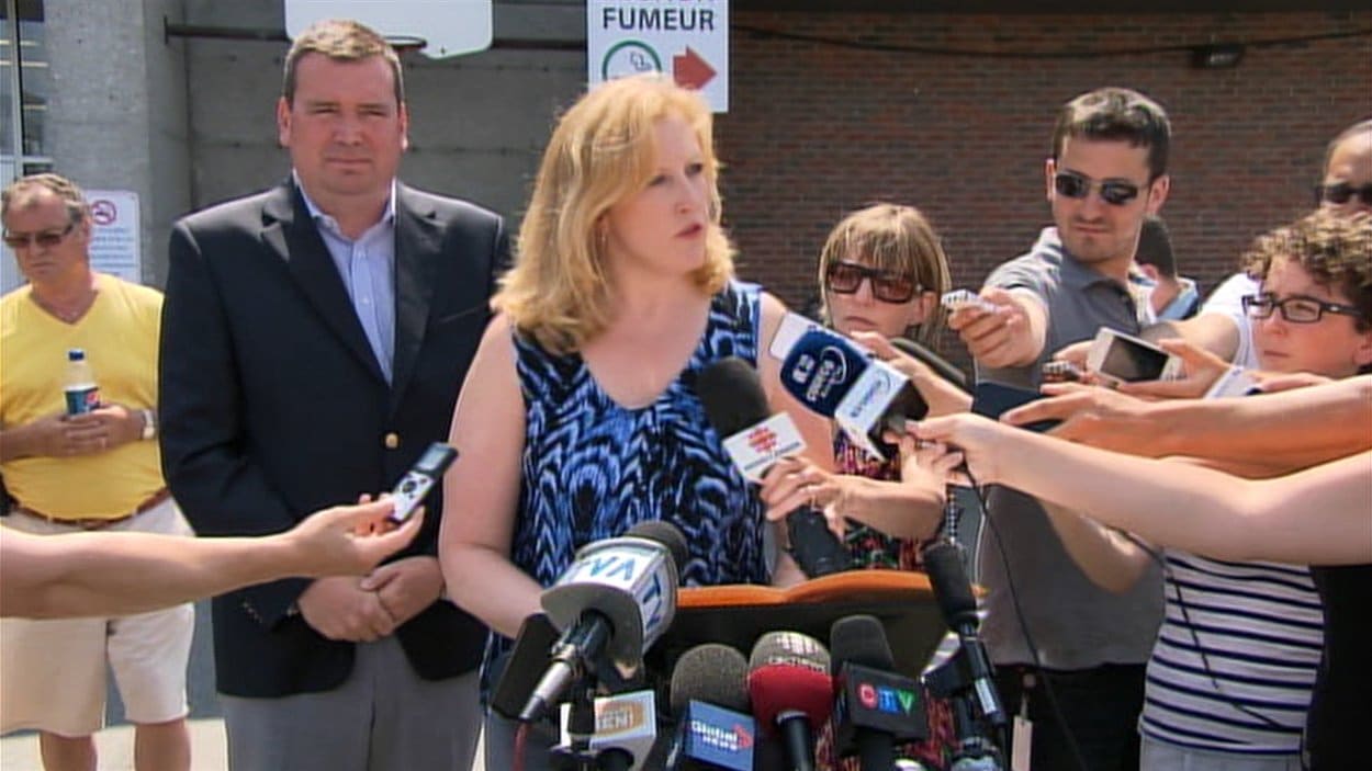 La ministre des Transports Lisa Raitt, accompagnée de Christian Paradis, député de Mégantic-L'érable, en point de presse à Lac-Mégantic le 17 juillet 2013