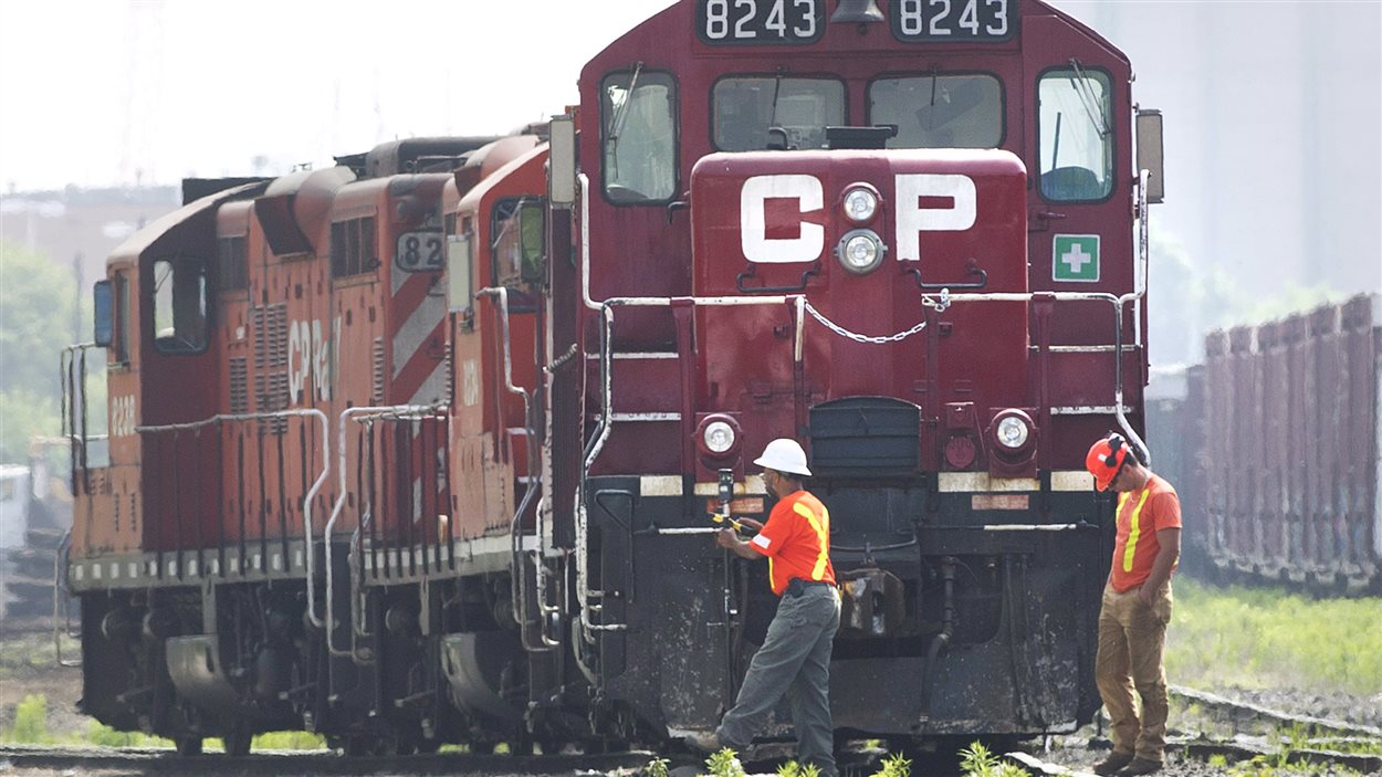 Des employés de chemin de fer près d'un train du CP garé à Toronto