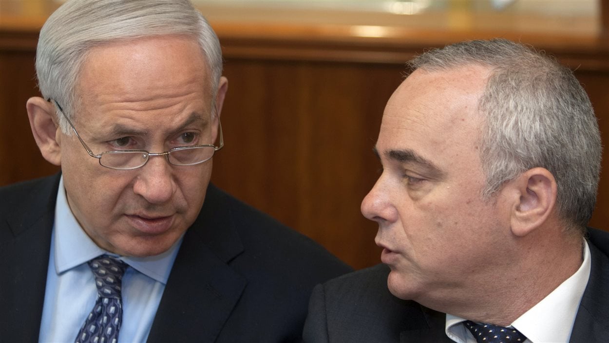 Yuval Steinitz, ministre israélien du Renseignement et des Affaires stratégiques (à droite) avec le premier ministre Benyamin Nétanyahou (à gauche) le 30 juillet 2012