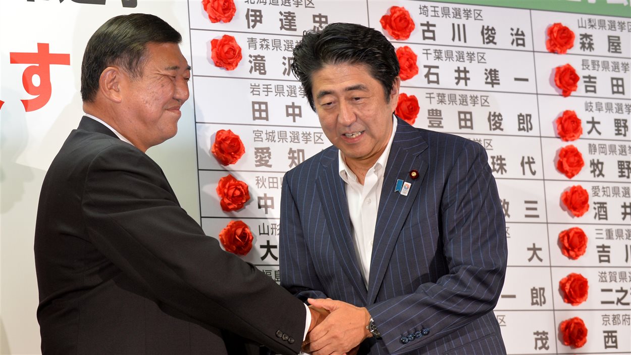 Shinzo Abe, premier ministre du Japon (à droite) et Shigeru Ishiba, président du Parti libéral démocrate (à gauche) le 21 juillet à Tokyo