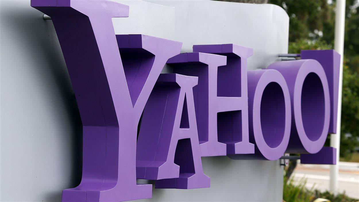 Logo de Yahoo à l'extérieur de son quartier général à Sunnyvale, en Californie, le 17 juillet 2012