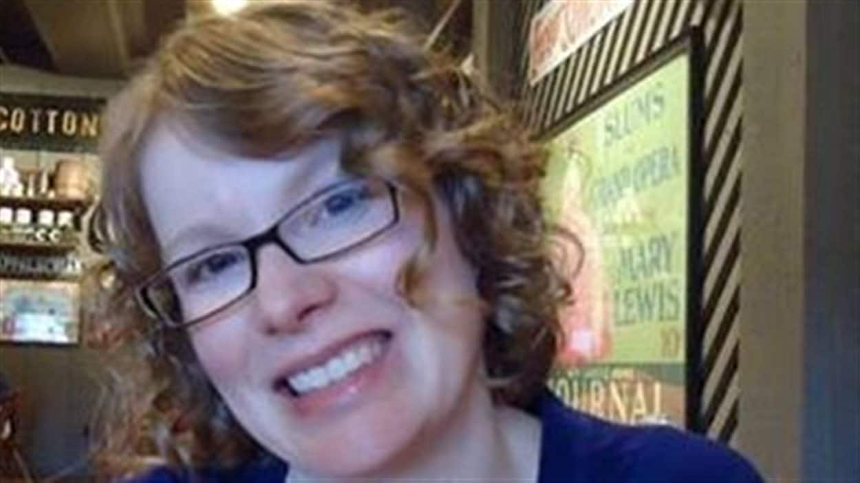 Lisa Gibson, 32 ans, est recherchée pour interrogation par le Service de police de Winnipeg, relativement à la mort de ses deux enfants découverts dans la baignoire de la maison familiale, le matin du 24 juillet 2013.