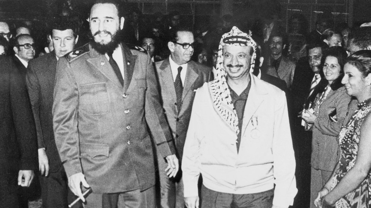(Décembre 1974) Le chef de l’Organisation de libération de la Palestine (OLP) Yasser Arafat marche aux côtés du leader cubain lors de sa visite à Cuba.