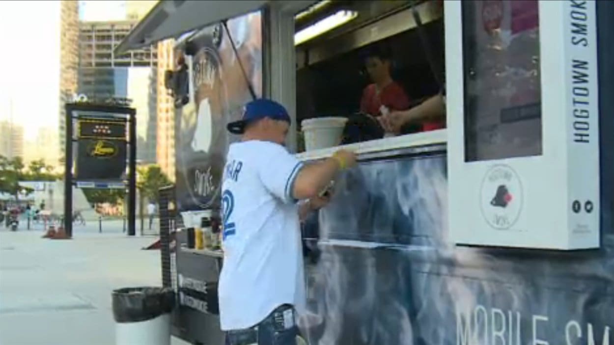 L'un des restaurateurs mobiles qui participeront au projet pilote, Hogtown Smoke