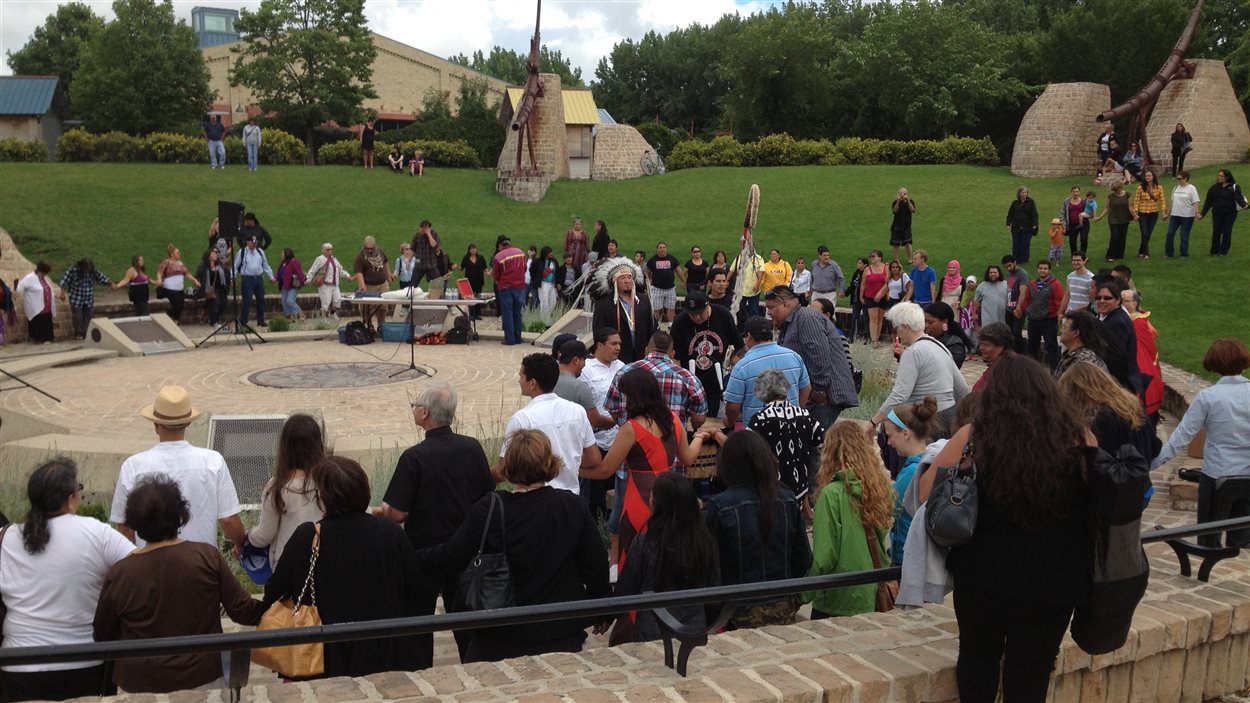 Des participants à l'événement Honour the Apology sont réunis à l'Oodena Celebration Circle à La Fourche, à Winnipeg, le 25 juillet 2013.