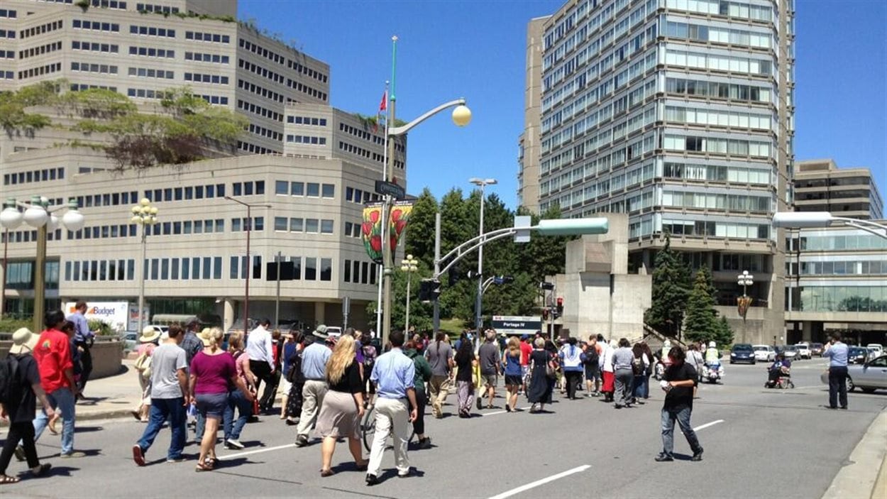 Des participants à l'événement Honour the Apology marchent en direction des bureaux du ministère des Affaires autochtones du Canada à Gatineau, le 25 juillet 2013.