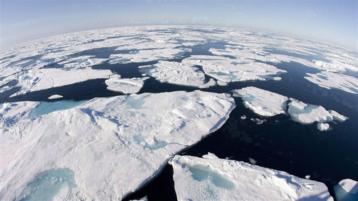 Fonte des glaces arctiques telle que vue du pont du brise-glace canadien Louis S. St-Laurent.