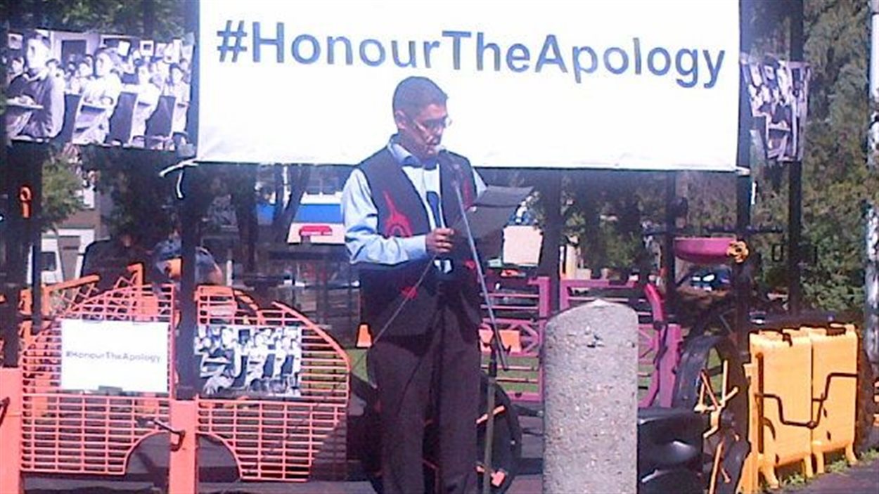 Un homme prend la parole durant l'événement Honour the Apology au parc Beaver Hills House d'Edmonton, le 25 juillet 2013.